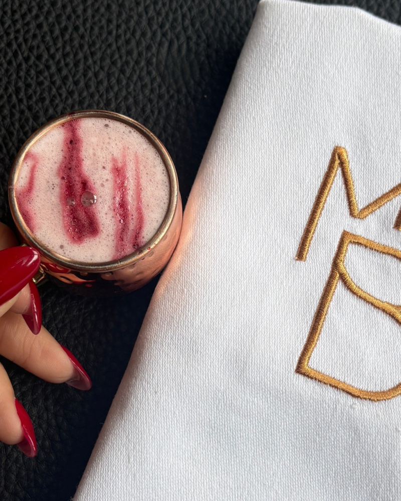 Cocktail signature et serviette brodée MB, restaurant MB Marrakech
