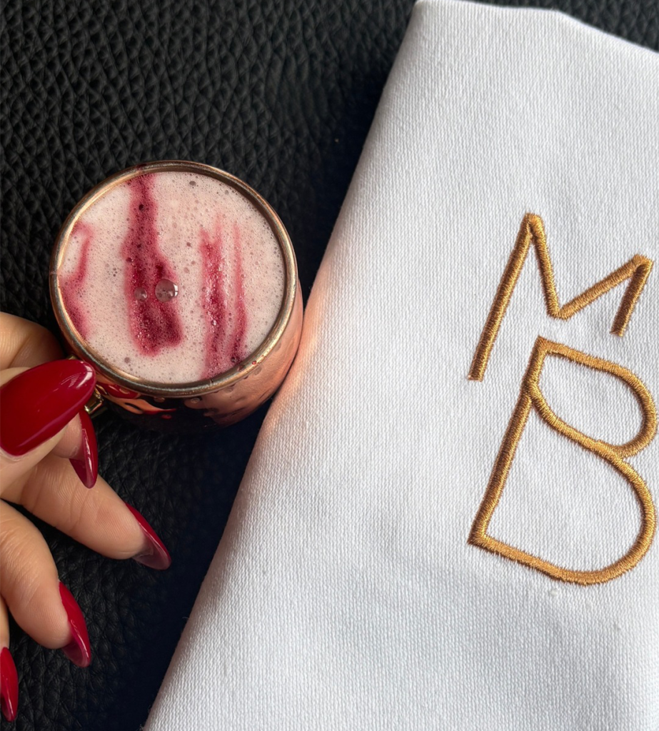 Cocktail signature et serviette brodée MB, restaurant MB Marrakech