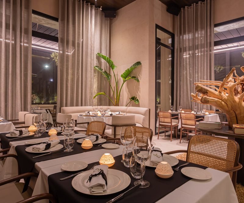 Salle et décoration épurée du restaurant MB Marrakech, Marrakech