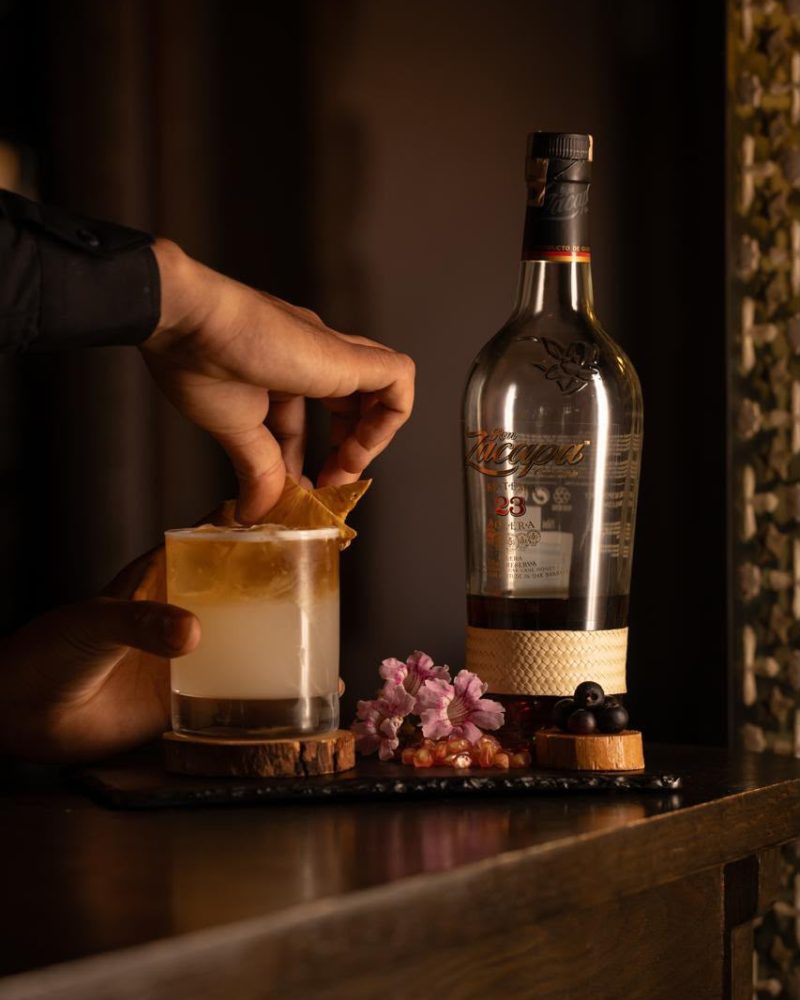 Cocktail signature au rhum — Restaurant MB Marrakech