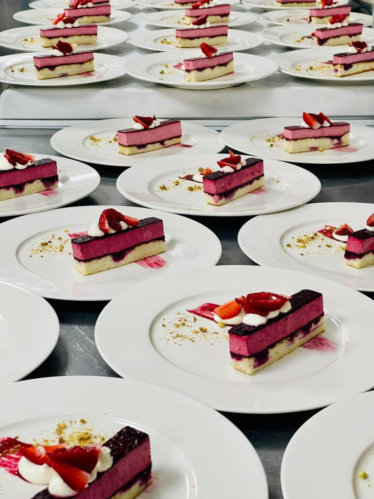 Entremets framboise dressé en série pour un groupe — Restaurant MB