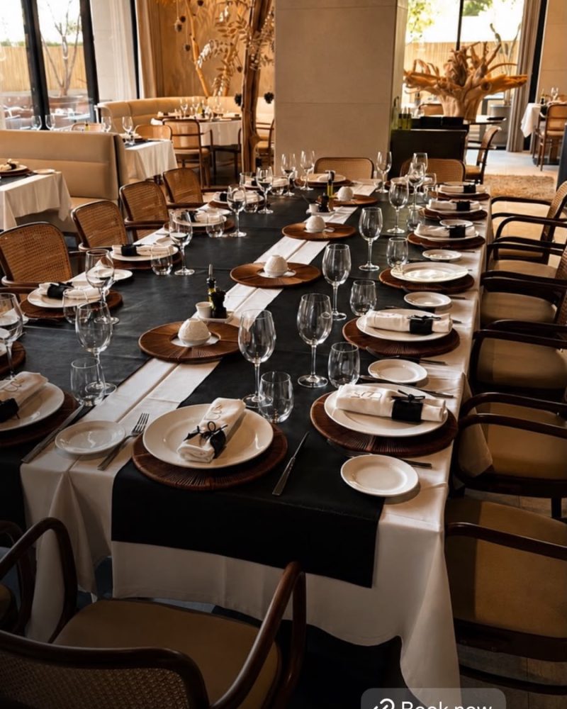 Grande table dressée pour un repas de groupe — Restaurant MB Marrakech