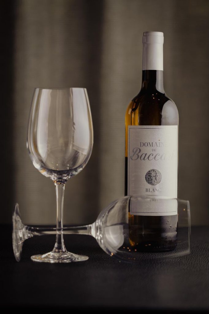 Vin blanc et verres — Restaurant MB Marrakech