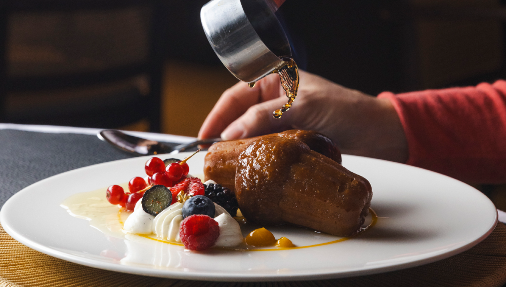 Baba au rhum, dessert signature du restaurant MB Marrakech